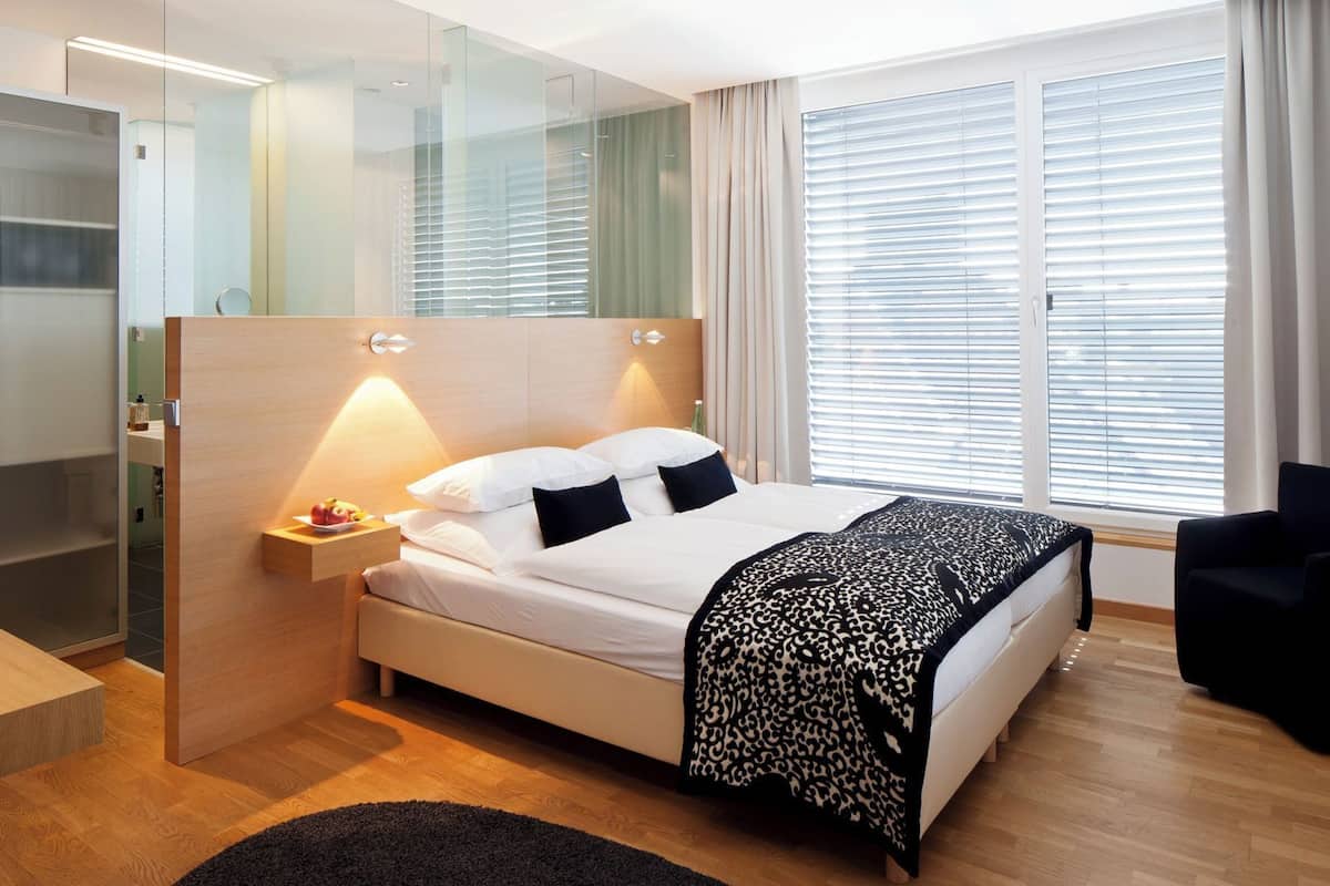 Premium bedding, in-room safe, desk, laptop workspace