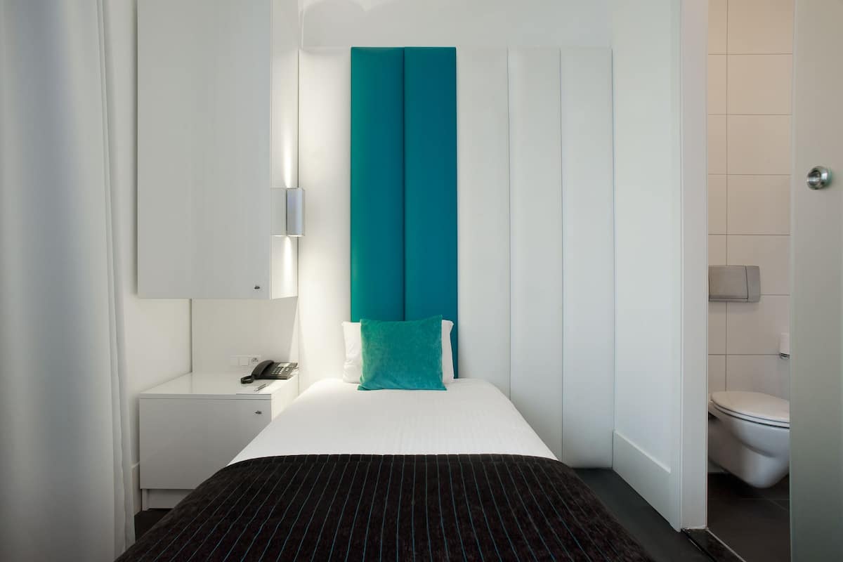 Single Room | In-room safe, desk, iron/ironing board, free WiFi
