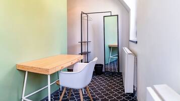 Bureau, rideaux occultants, Wi-Fi gratuit, draps fournis