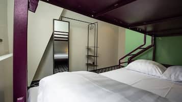 Escritorio, cortinas blackout, wifi gratis y ropa de cama