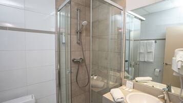 Vierpersoonskamer | Badkamer | Een haardroger