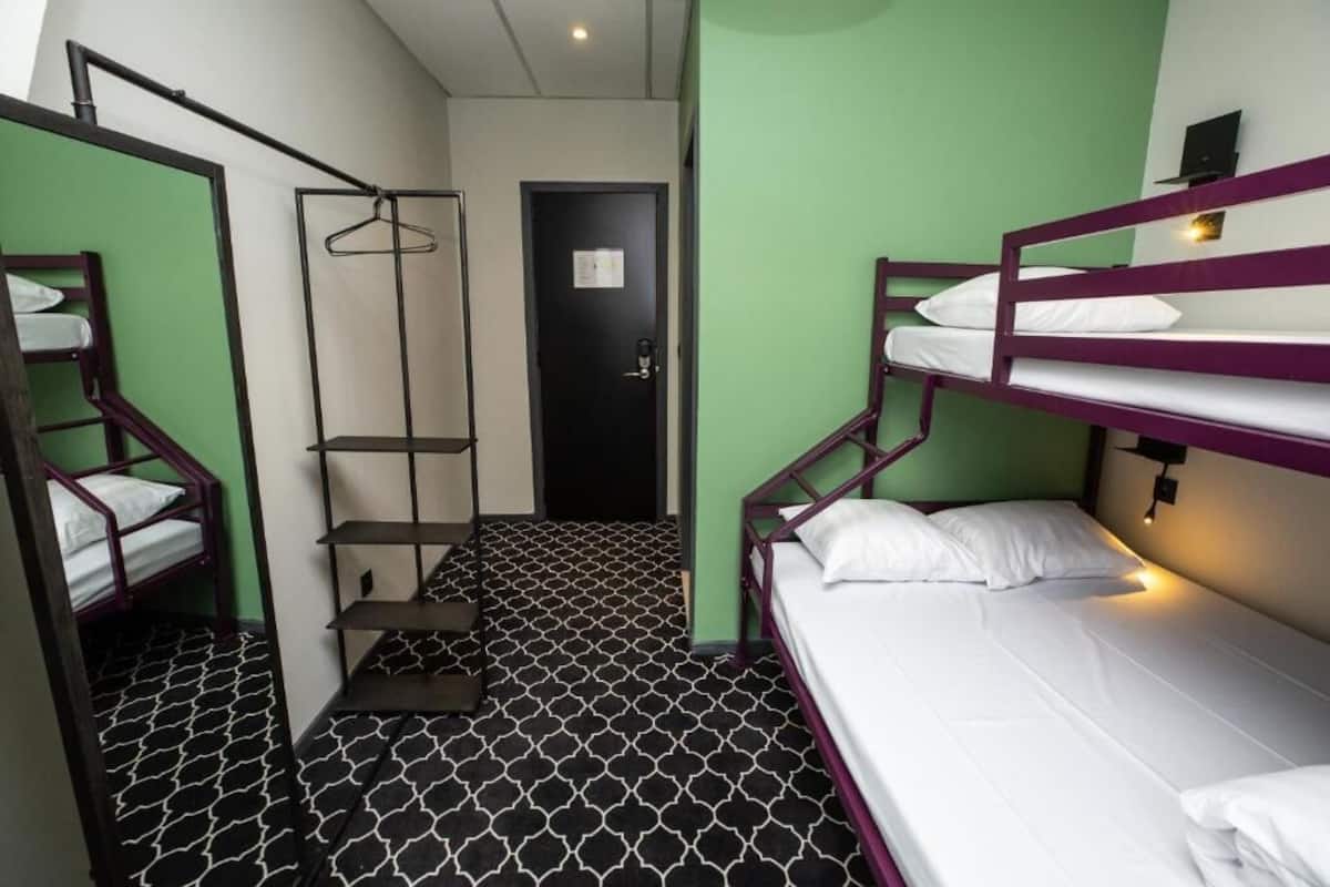 Triple Room (Single over Double) Ensuite | Skrivebord, mørklægningsgardiner, gratis Wi-Fi, sengetøj