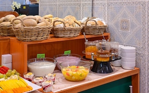 Café da manhã com buffet grátis todos os dias