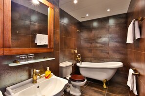 Suite Junior | Bagno | Asciugacapelli, asciugamani, sapone, shampoo