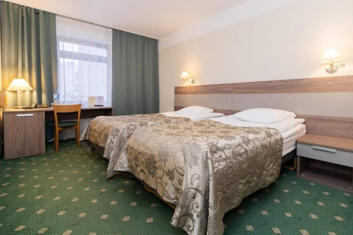 스탠다드 트윈룸 | 객실 내 금고, 각각 다른 스타일의 인테리어, 각각 다르게 가구 비치, 책상