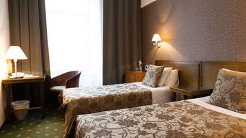 Habitación estándar con 2 camas individuales | Caja fuerte, decoración individual, mobiliario individual y escritorio