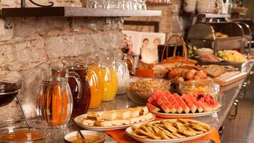 Sudah termasuk sarapan prasmanan setiap hari