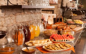 A buffet with various food items and beverages. - Hotel St. Barbara (Tallinn)