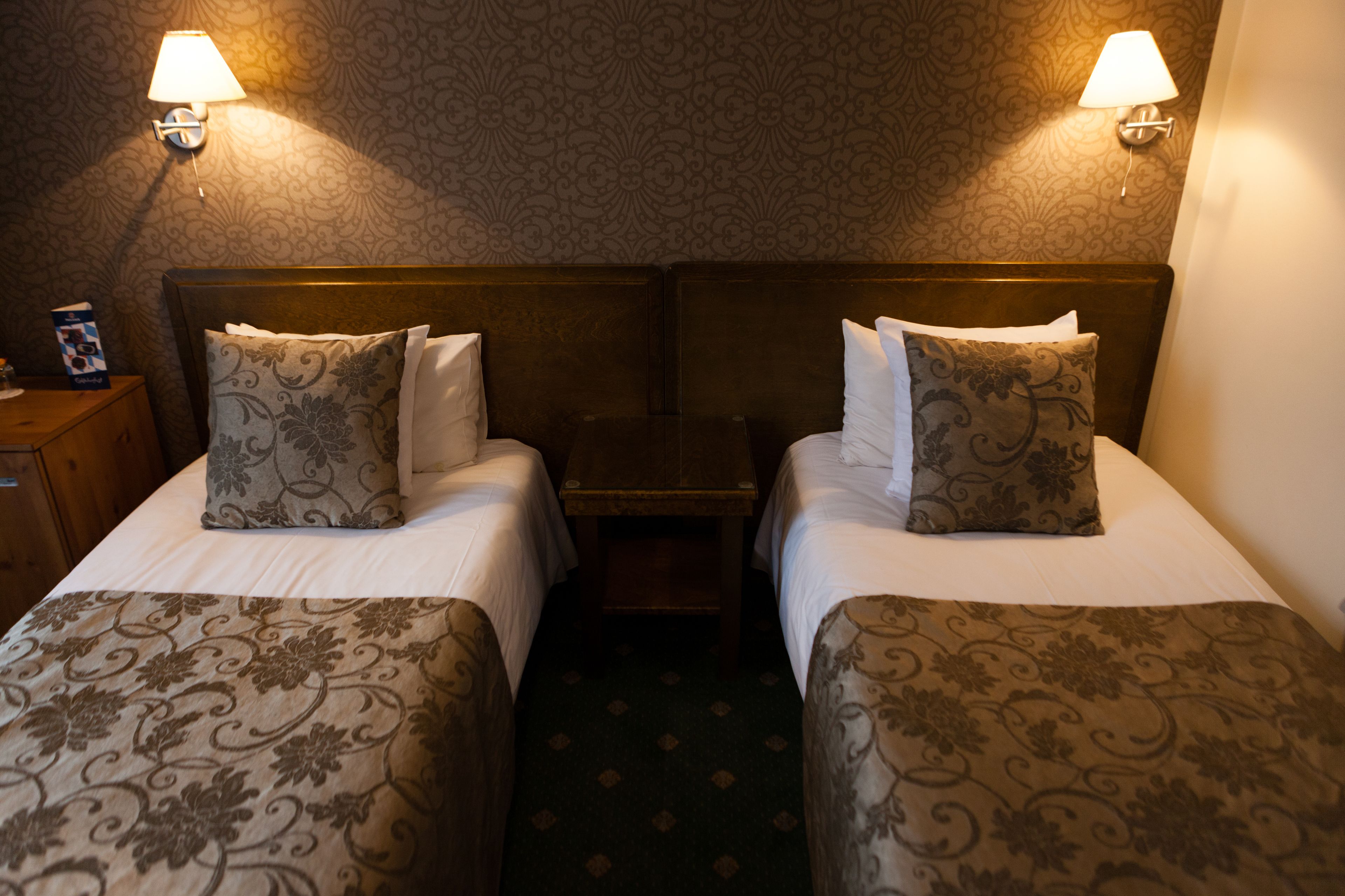 standard twin room | in-room safe, individually decorated, individually furnished, desk