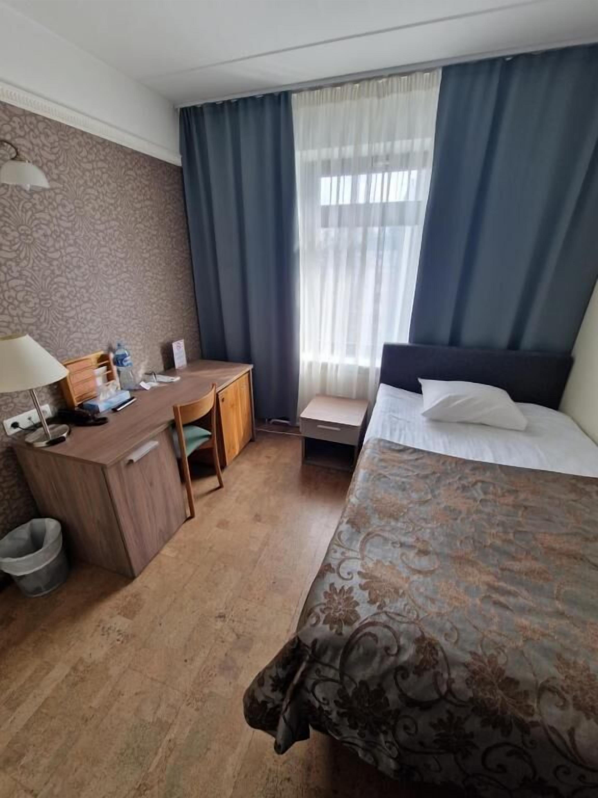 싱글룸 | 객실 내 금고, 각각 다른 스타일의 인테리어, 각각 다르게 가구 비치, 책상