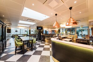 供应早餐、午餐和晚餐，国际美食