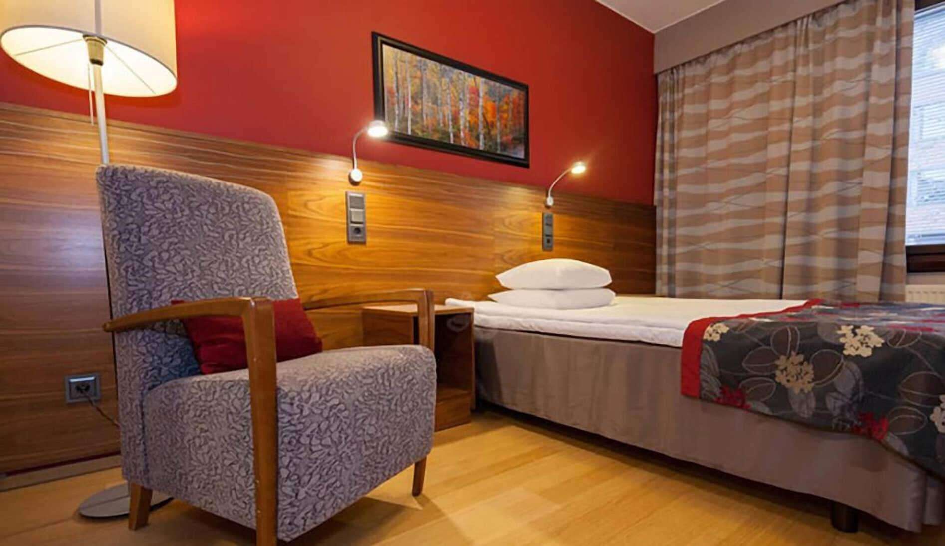Minibar, in-room safe, desk, iron/ironing board
