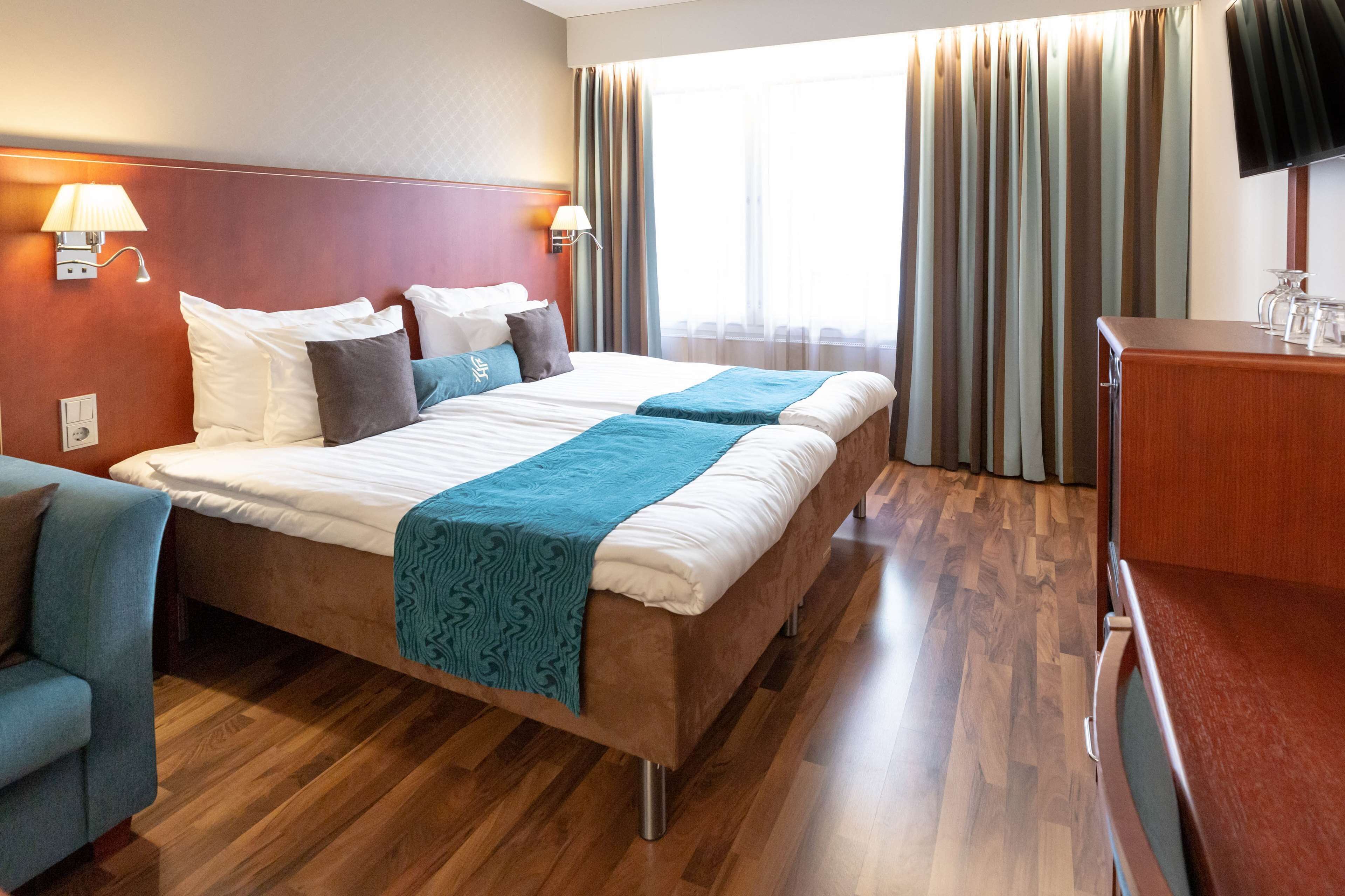 family room (superior) | 1 bedroom, minibar, in-room safe, desk