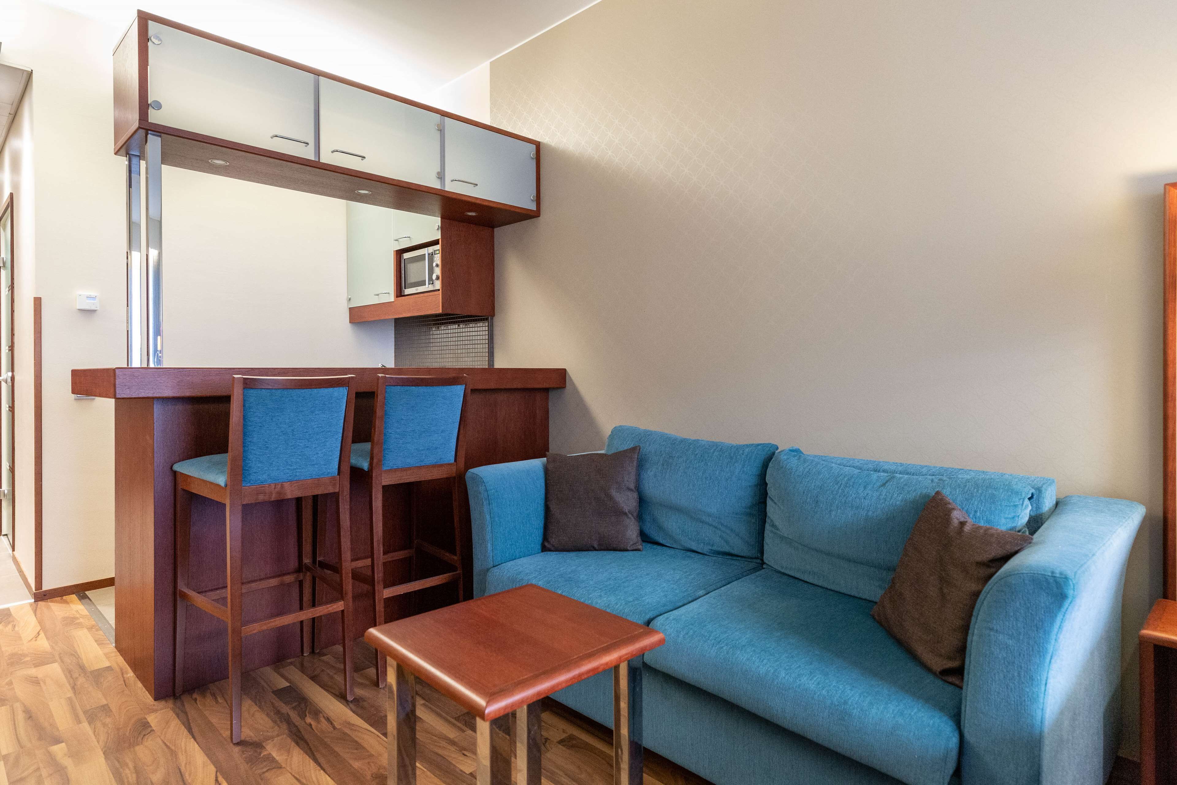 family room (superior) | 1 bedroom, minibar, in-room safe, desk