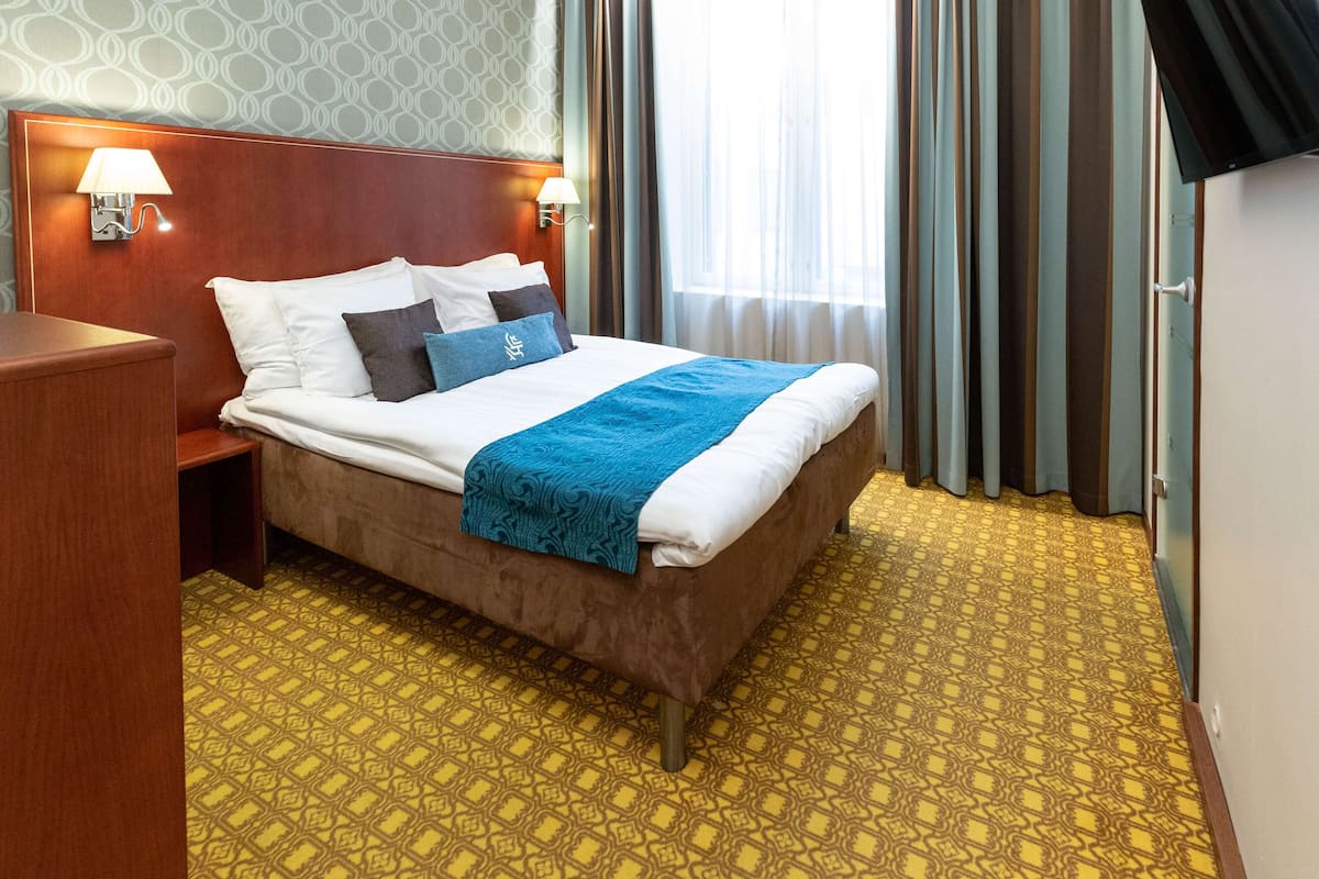 Standard Room, 1 Queen Bed | Minibar, in-room safe, desk, blackout drapes