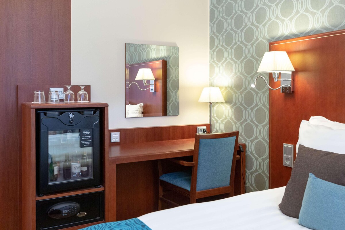 Minibar, caja de seguridad en la habitación y escritorio 