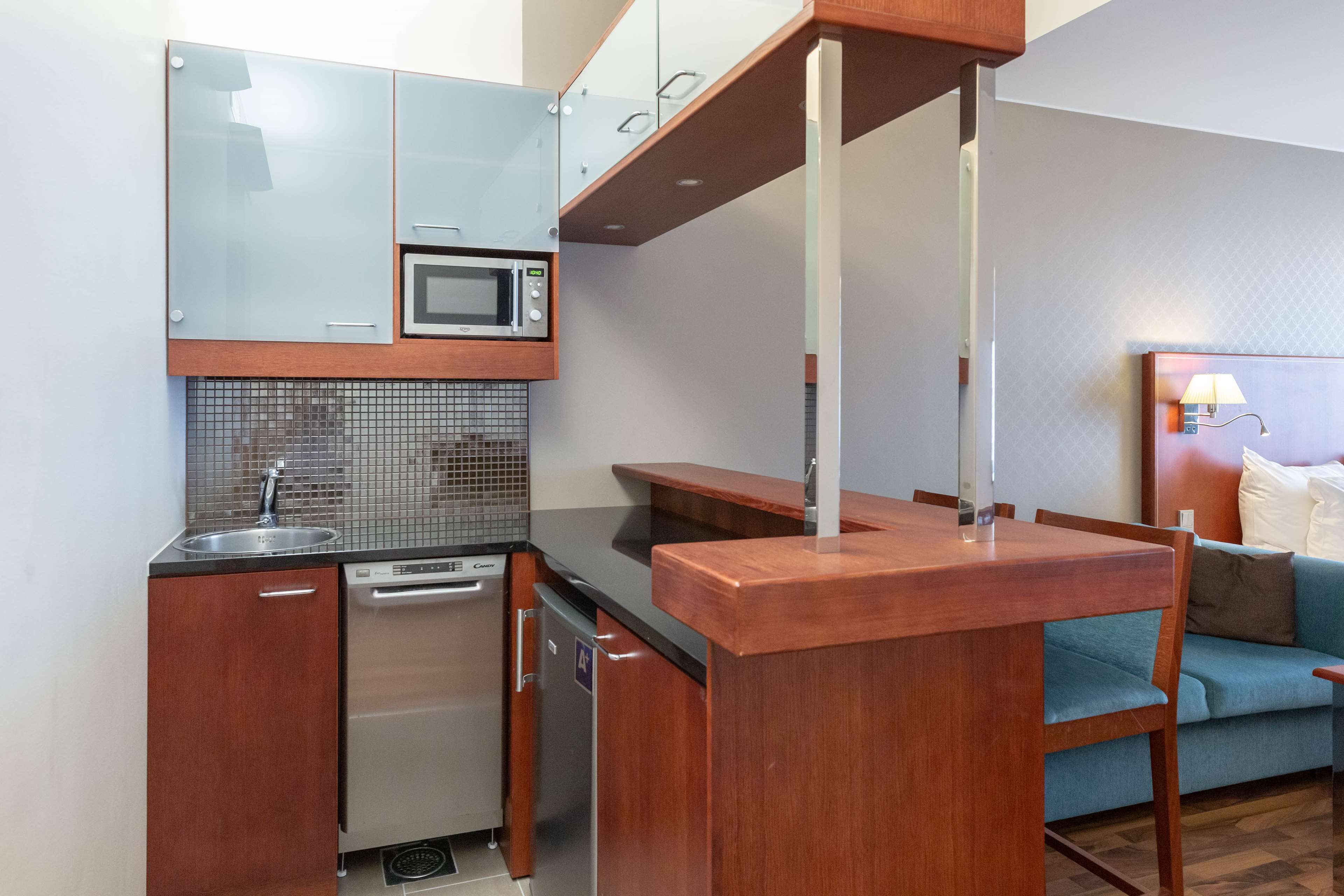 family room (superior) | 1 bedroom, minibar, in-room safe, desk