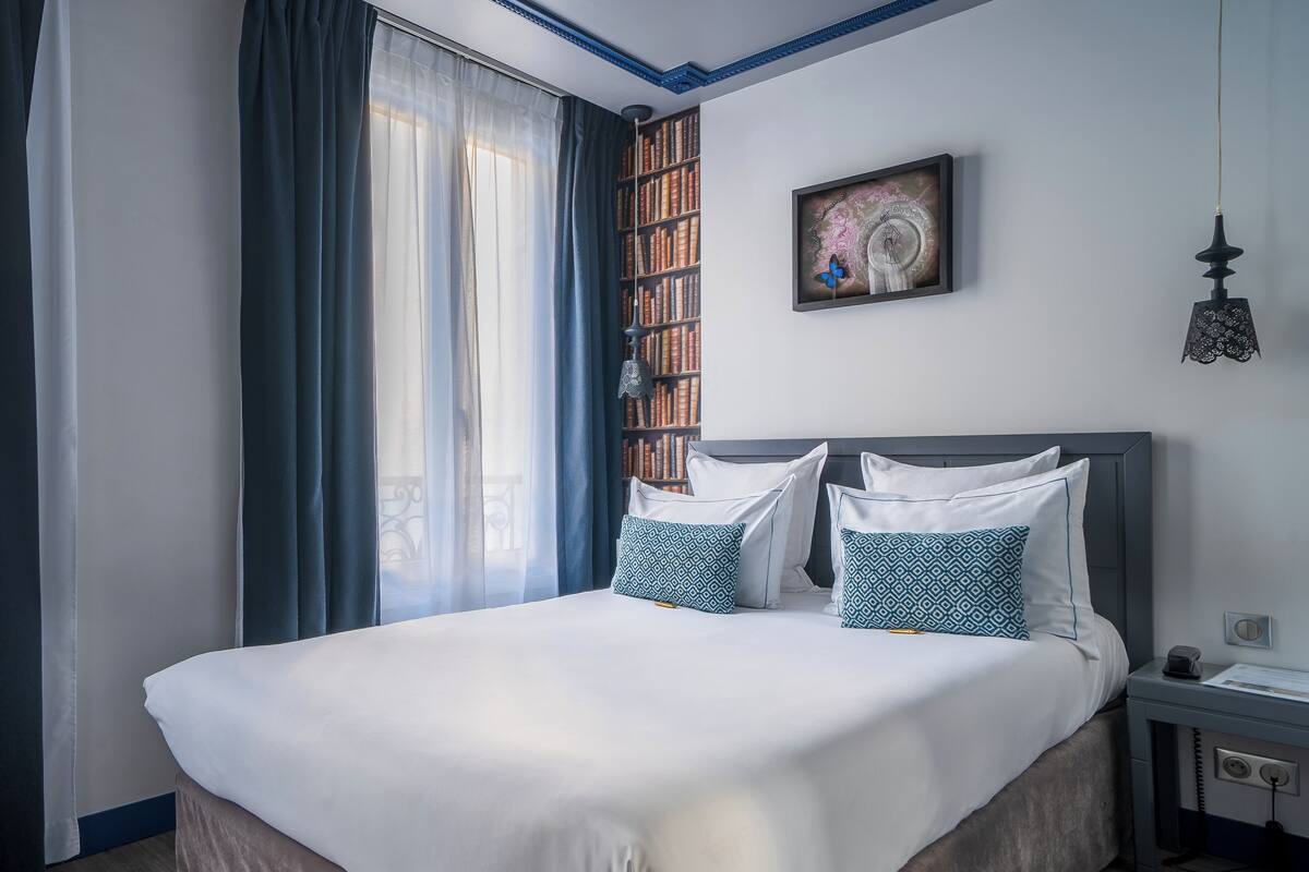 Phòng đôi hoặc 2 giường đơn phong cách cổ điển | Bộ đồ giường cao cấp, nệm có lớp đệm bông, két bảo mật tại phòng 