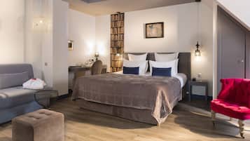 Suite – junior | Sengetøy av topp kvalitet, senger med overmadrass og safe på rommet