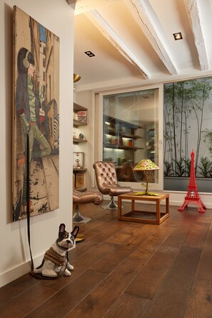 Lobby sitting area - Hotel De Notre Dame Maître Albert (Paris)