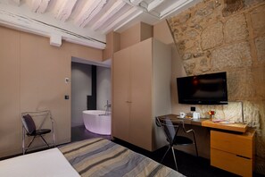 Habitación superior | Ropa de cama de alta calidad, caja fuerte, cortinas opacas