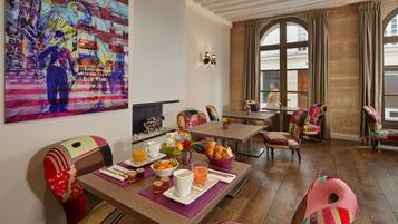 Tägliches Frühstücksbuffet (11 EUR pro Person)