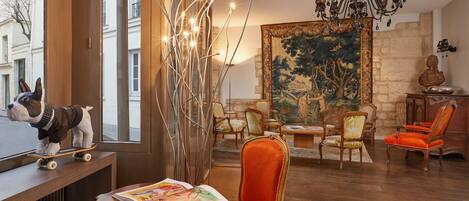 Coin salon dans le hall