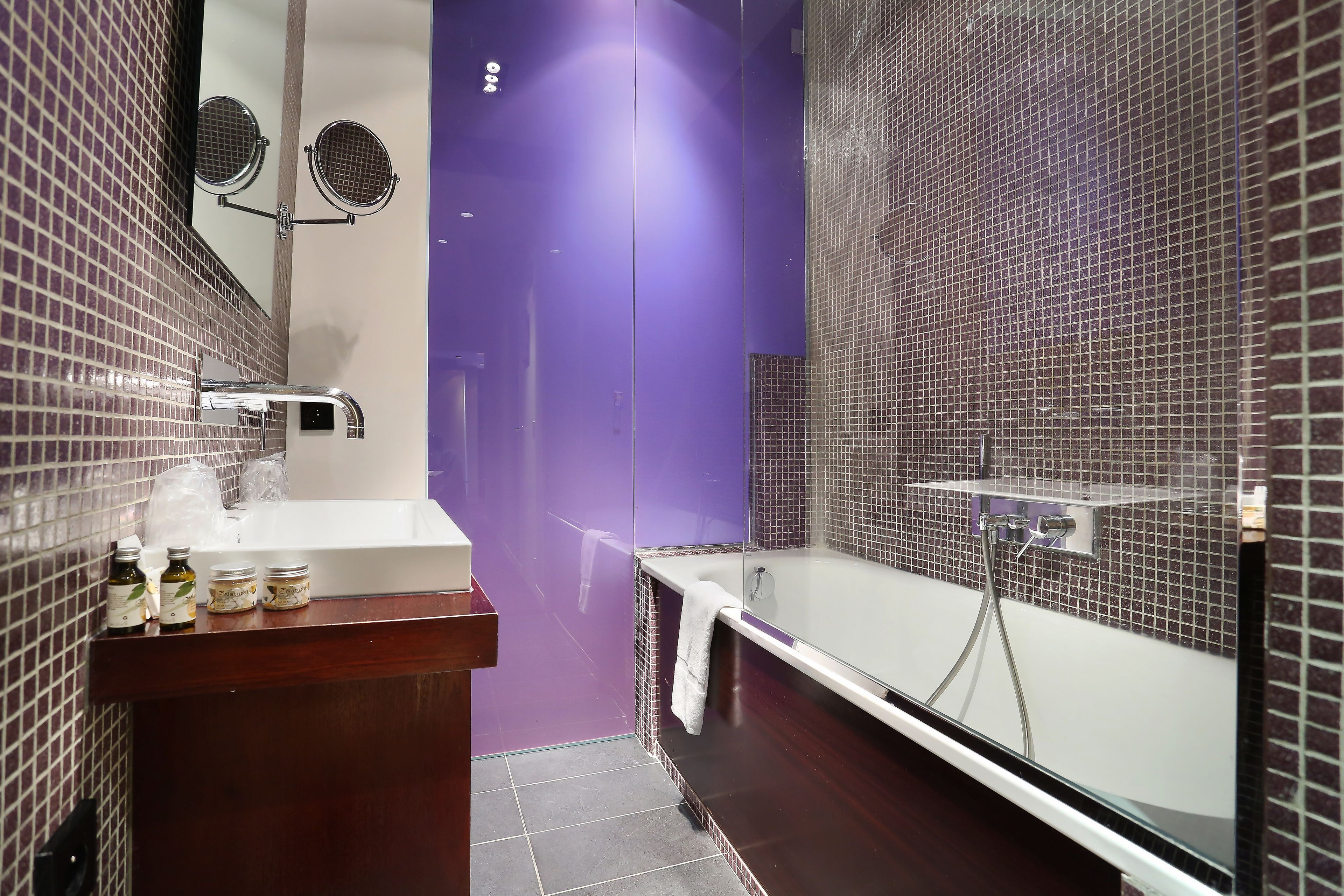 deep-soaking bathtub