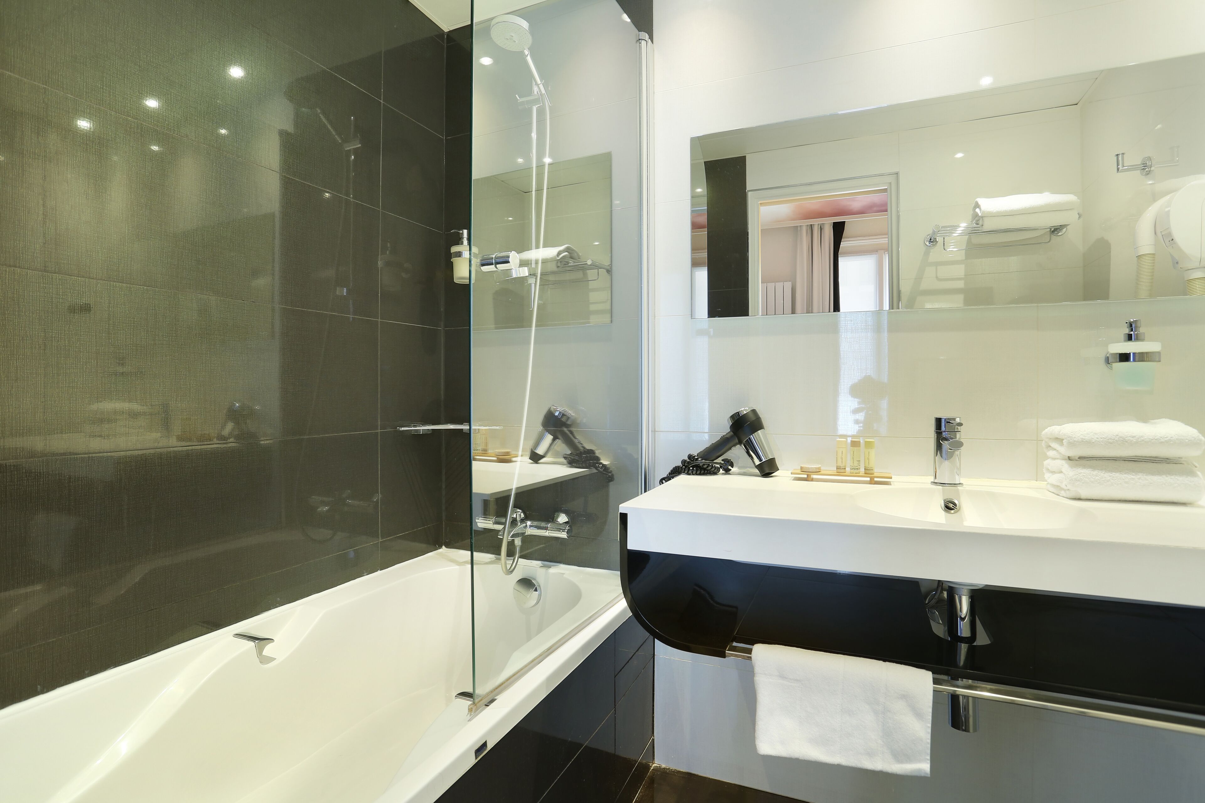 deluxe double room | bathroom | hair dryer, towels, soap, shampoo