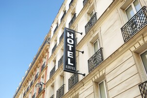 Un letrero de hotel que dice 'NOUVEL HOTEL EIFFEL'.