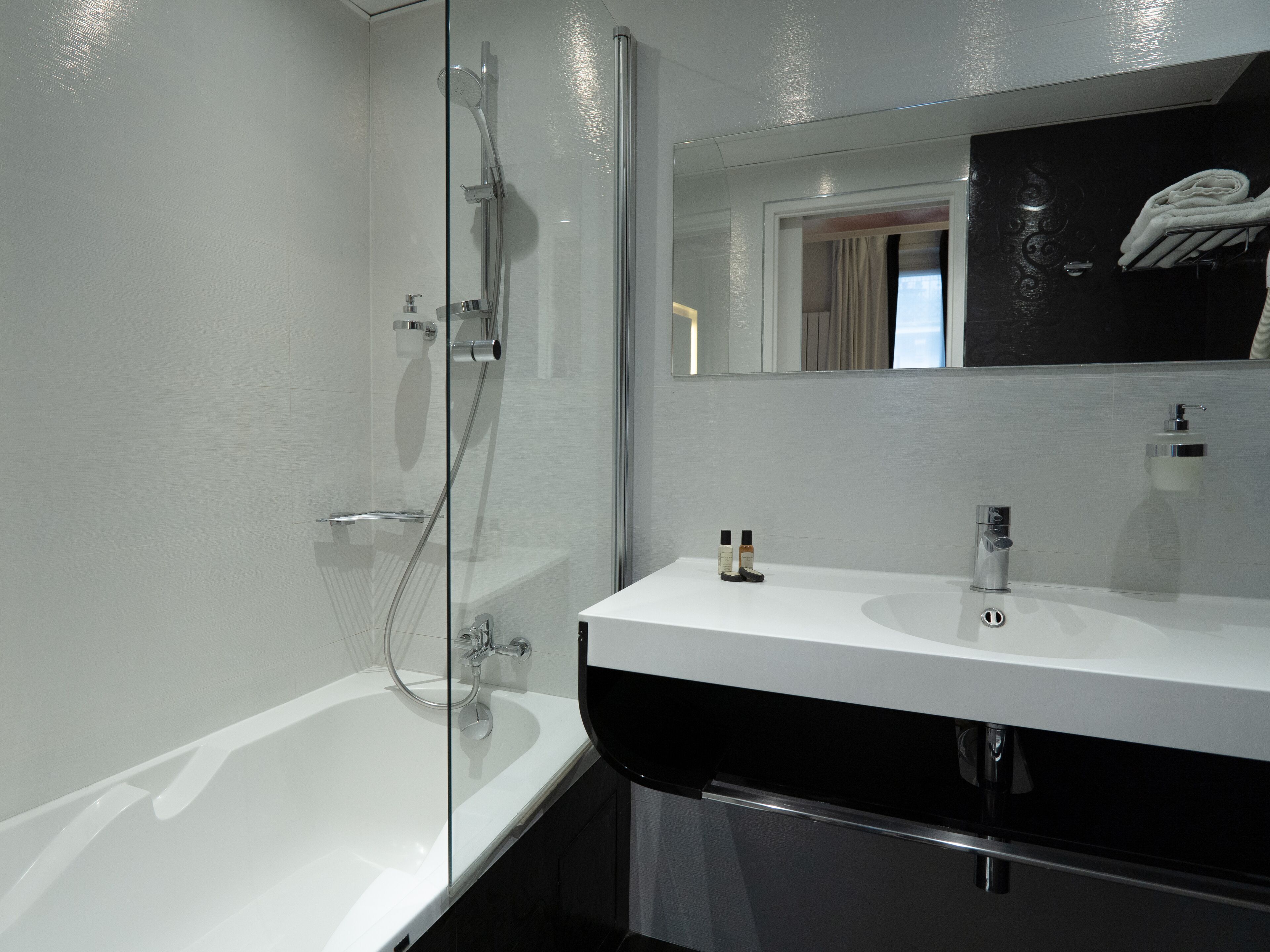 deluxe double room | bathroom | hair dryer, towels, soap, shampoo
