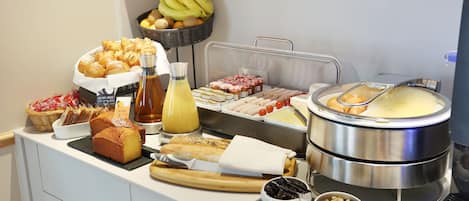 Daily full breakfast (EUR 12 per person)