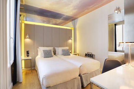 In-room safe, desk, soundproofing, iron/ironing board. Nouvel Hotel Eiffel