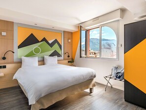 Hypo-allergenic bedding, in-room safe, desk, laptop workspace