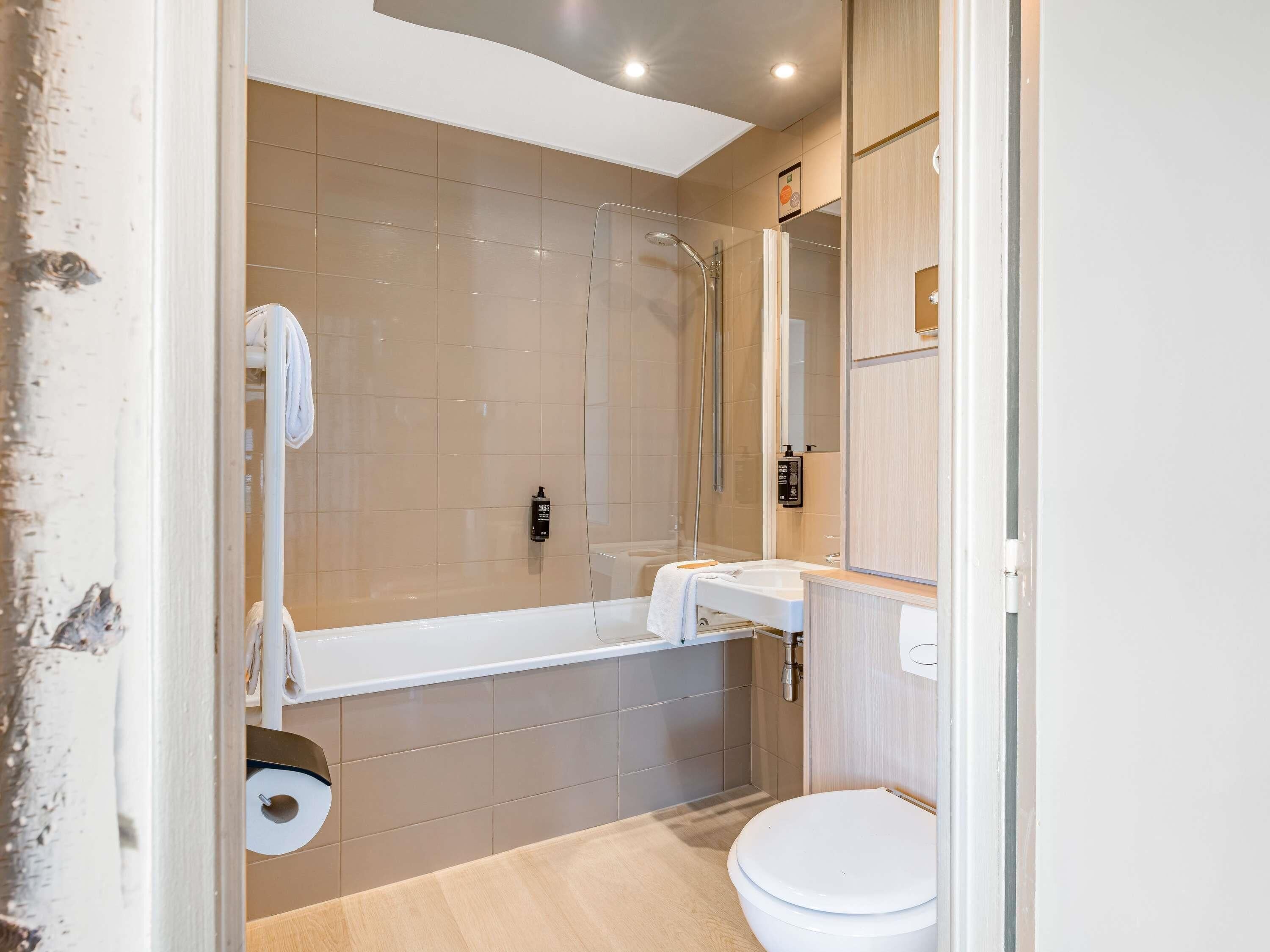 防敏寢具、房內夾萬、書桌、手提電腦工作空間