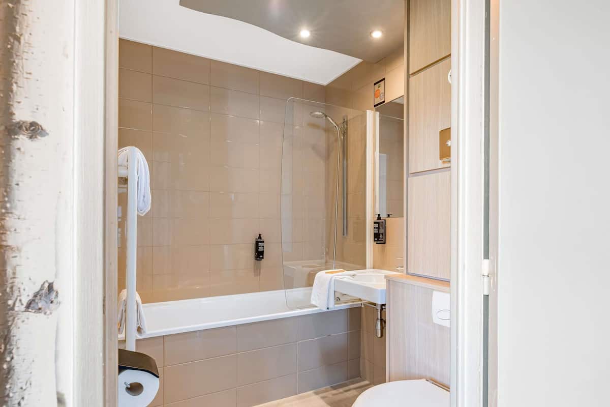 防敏寢具、房內夾萬、書桌、手提電腦工作空間