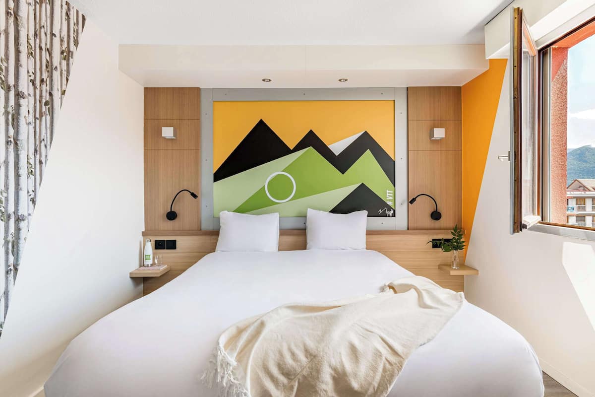 In-room safe, desk, soundproofing, iron/ironing board