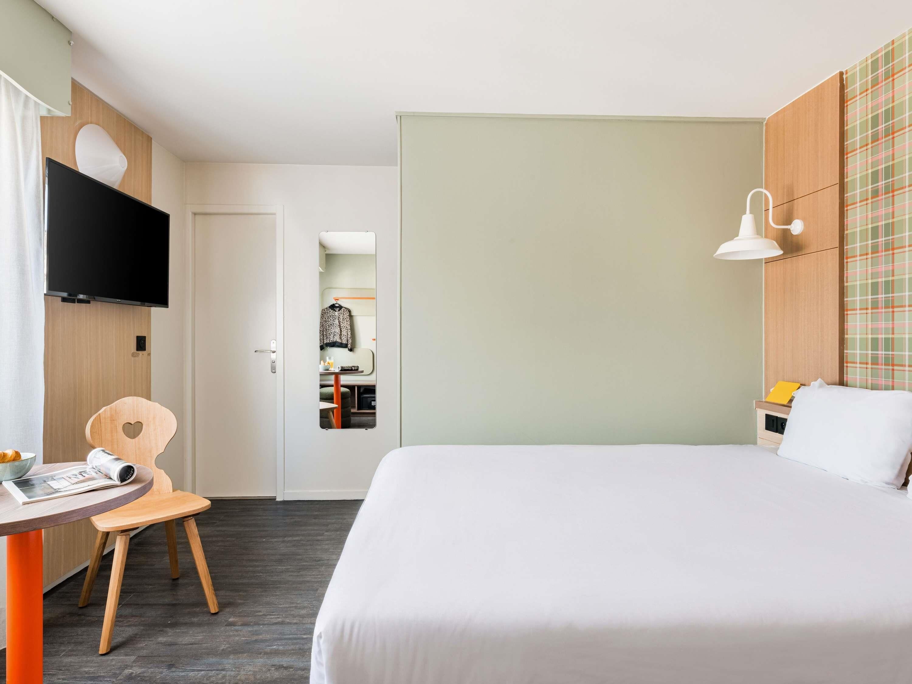 Hypo-allergenic bedding, in-room safe, desk, laptop workspace