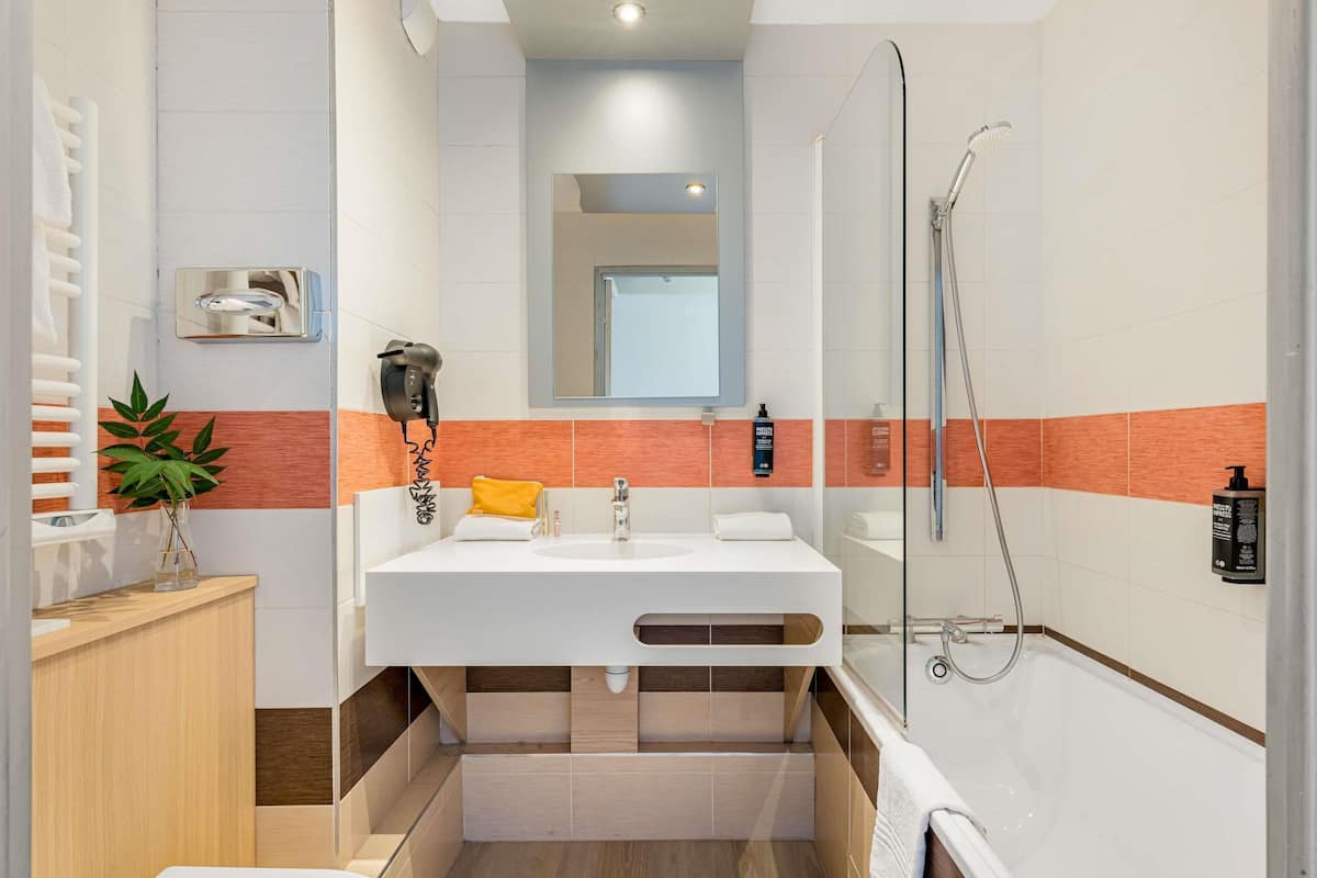 Ropa de cama hipoalergénica y caja de seguridad en la habitación