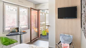 Room, 1 Twin Bed | Hypo-allergenic bedding, in-room safe, desk, laptop workspace