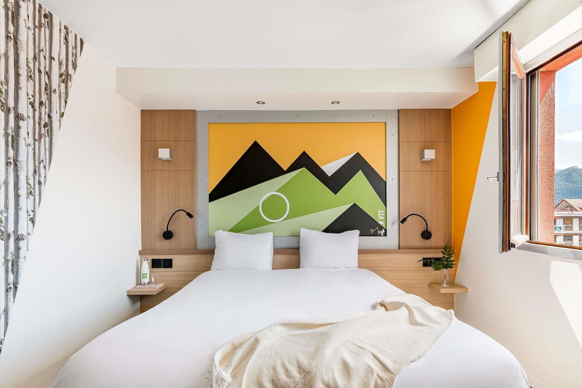 Hypo-allergenic bedding, in-room safe, desk, laptop workspace