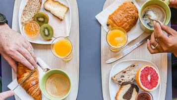 Petit déjeuner buffet (13 EUR par personne)