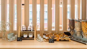 Mostrador de panadería con frascos de miel, mermeladas y una máquina de café.