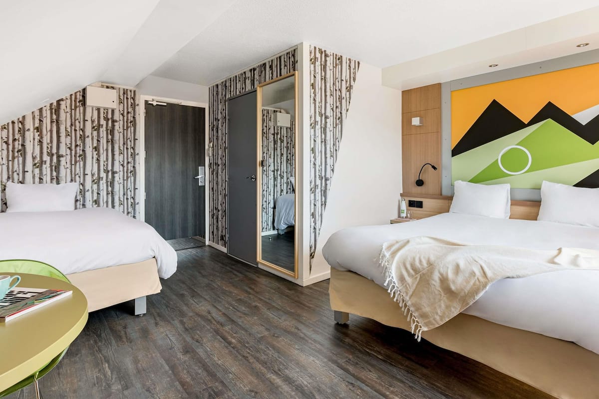 Hypo-allergenic bedding, in-room safe, desk, laptop workspace