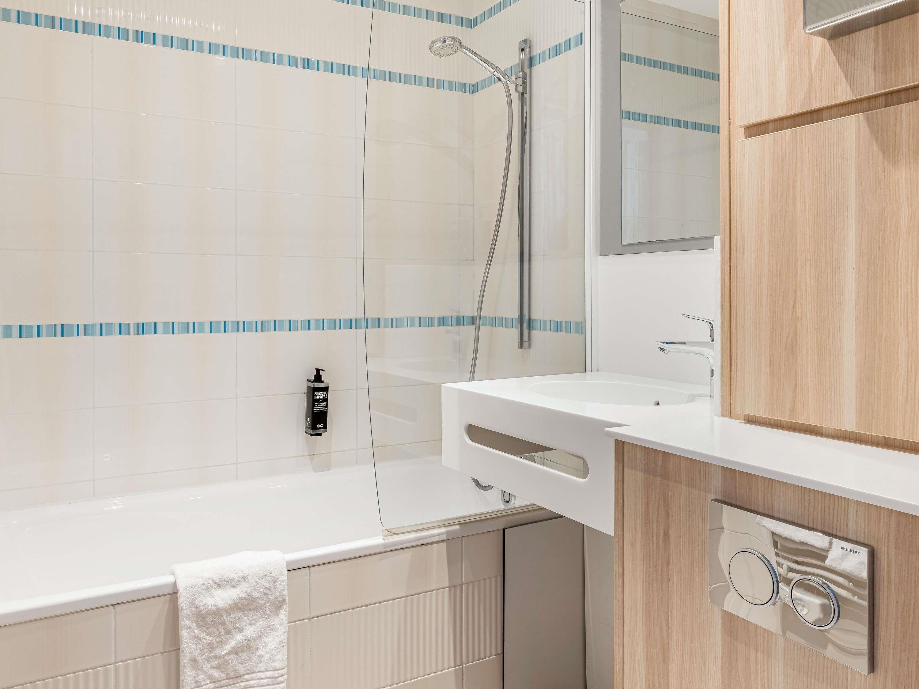 Habitación familiar, 1 cama matrimonial y sofá cama | Ropa de cama hipoalergénica y caja de seguridad en la habitación 