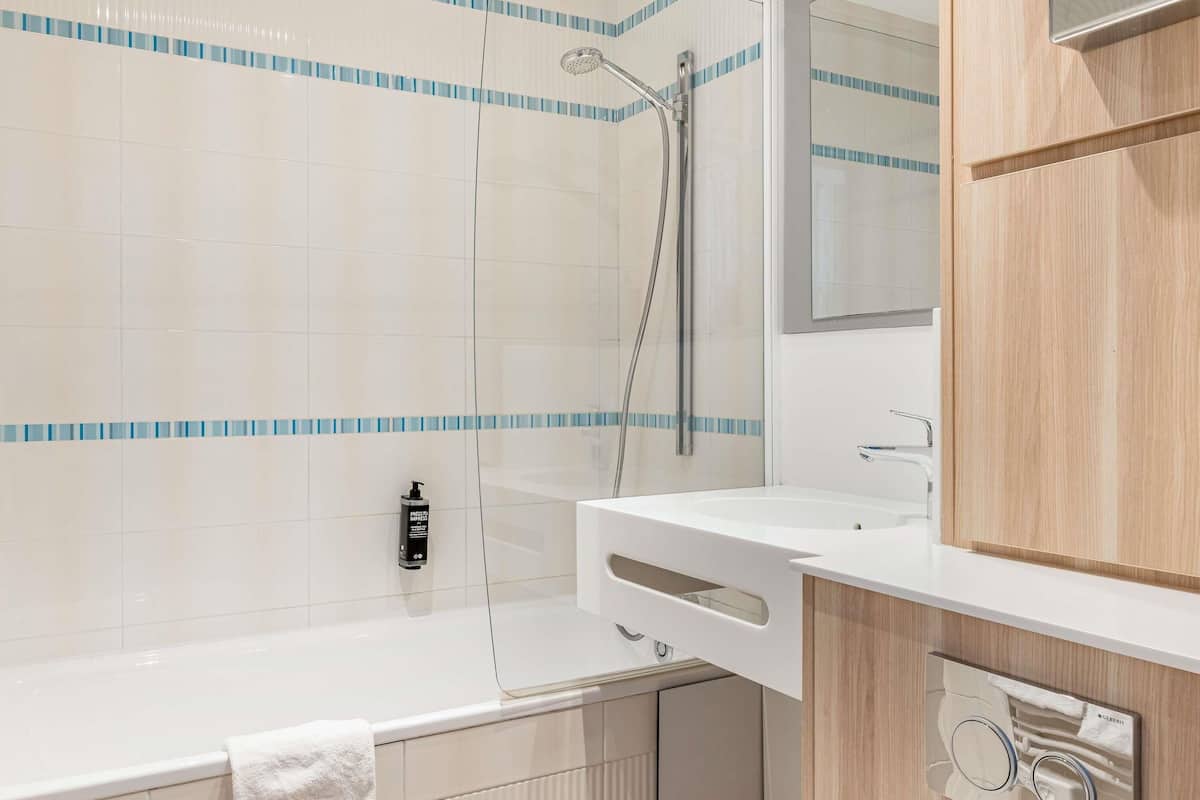 Hypo-allergenic bedding, in-room safe, desk, laptop workspace