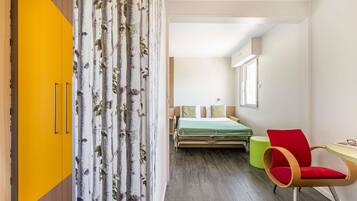 Habitación familiar, 1 cama doble con sofá cama | Ropa de cama hipoalergénica, caja fuerte, escritorio