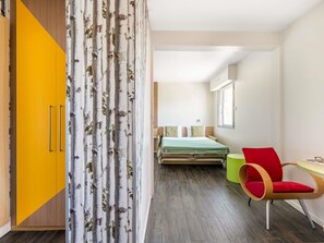 Literie hypoallergénique, coffres-forts dans les chambres, bureau