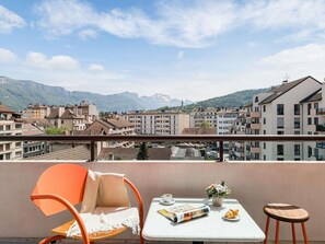 Hypo-allergenic bedding, in-room safe, desk, laptop workspace - ibis Styles Annecy Gare Centre (Annecy)
