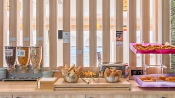 Petit déjeuner buffet (13 EUR par personne)
